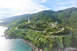 Bán đảo sơn trà có thắng cảnh hùng vĩ, các bãi biển đẹp, các rặng san hô nguyên sơn, chùa Linh Ứng nổi tiếng với tượng quan âm 67m và hàng loạt điểm check in cực chill.