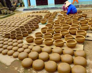 Làng gốm Thanh Hà bình yên bên sông Hoài  nổi bật với công viên gốm thú vị và các sản phẩm gốm đẹp mắt được làm thủ công theo truyền thống hàng trăm năm qua