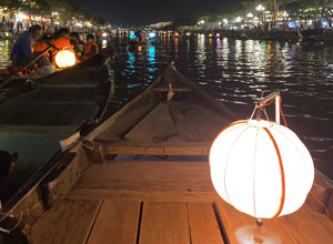 20 phút thả đèn hoa đăng và dạo chơi trên sông Hoài bằng thuyền là trải nghiệm giá trị nhất trong đêm phố cổ Hội An
